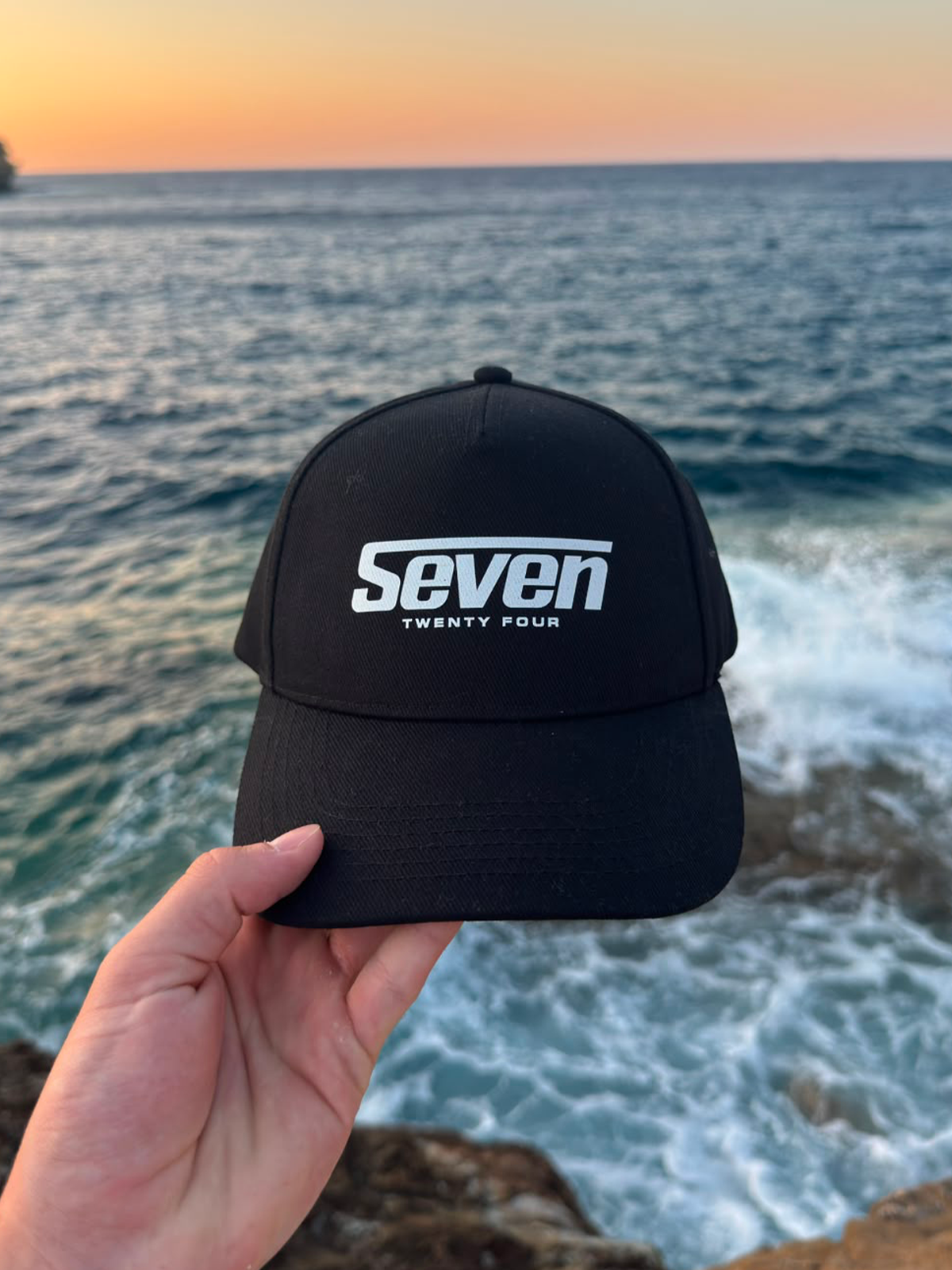 Seven Twenty Four Cap - zwart met witte print, bij zee